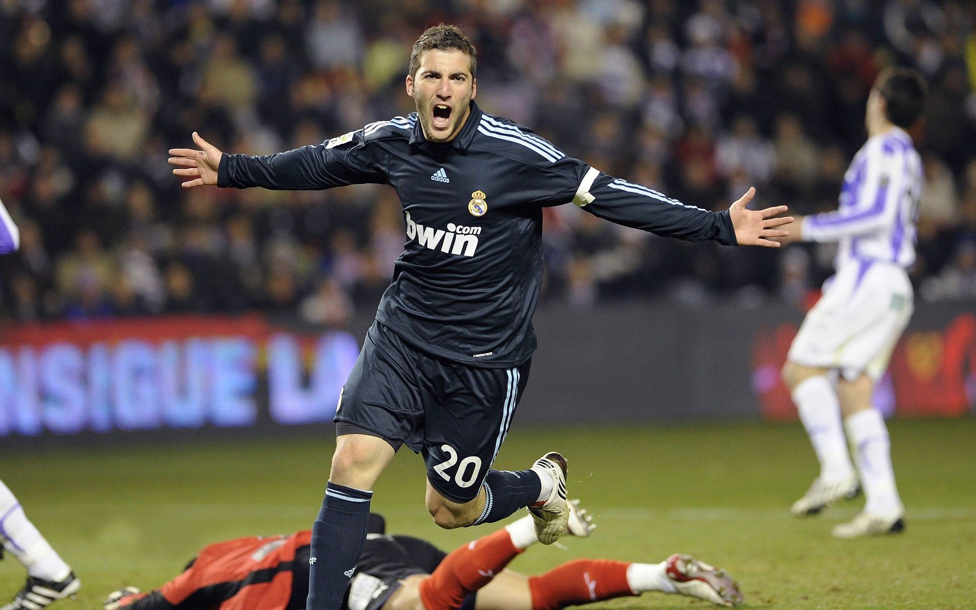 范戴克连续得分拉开差距,多特蒙德带走皇马,当战术铁壁成为最锋利的矛